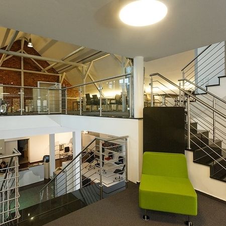 Beim Bürobedarf Presber wurden die Wandflächen geputzt und Malervlies tapeziert und gestrichen. Zudem wurden die Deckenflächen mit Gipskarton verkleidet, Malervlies geklebt und gestrichen sowie das Holzwerk gereinigt und gestrichen.