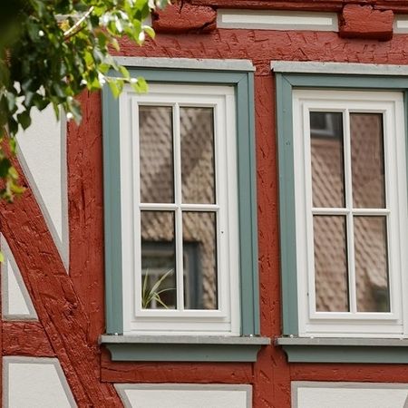 Am Rathaus in Bad Soden Salmünster wurden Fachwerk und Gefache renoviert, sowie Gleiter und Ritzer abgesetzt.