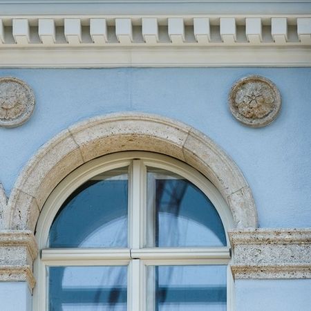 An einem Gebäude auf dem Dom Römer Areal wurde das Stuckgesims bezogen, gefertigt und montiert.