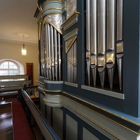 In der Kirche Neuhof wurde die Orgel neu gefasst und der Belag mit Blattmetall erneuert.