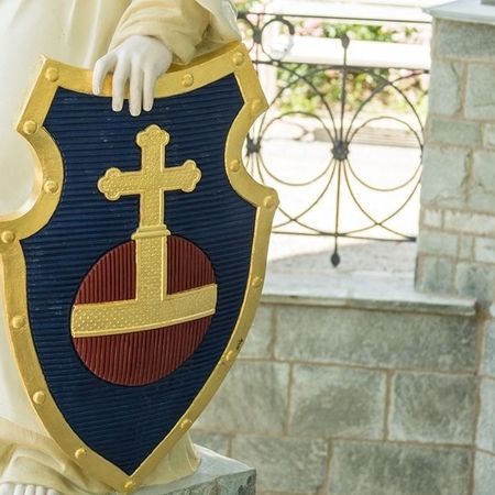 Die Figur im Sodenia Quellentempel in Bad Soden wurde neu gefasst und das Schild neu vergoldet.