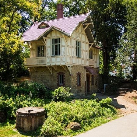 An der Alten Mühle wurden schadhafte Gefache ausgewechselt, der Kellenwurfputz ergänzt, Gefache und Fachwerk neu gefasst und die Begleiter und Bänder erneuert.