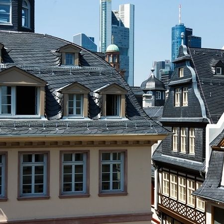 Insgesamt acht Gebäude wurden auf dem Dom Römer Areal rekonstruiert. Dabei wurden Außen- und Innenputz erneuert sowie Trockenbau und Malerarbeiten umgesetzt.