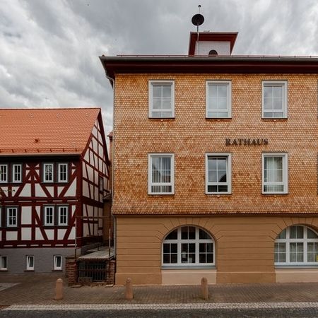Am Alten Rathaus Bad Soden wurden am Sockelgeschoss Dispersionsfarben entfernt, Flächen ausgebessert und neu gestrichen. Am Anbau wurden die Fachwerkanschlüsse korrigiert.