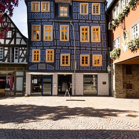 Ausgebessert wurden am Schiefen Haus Idstein die Fassadenflächen und die beschädigten Gefache. Zudem wurden Fachwerk und Gefache neu gestrichen, das Wappen gesichert und neu gefasst.