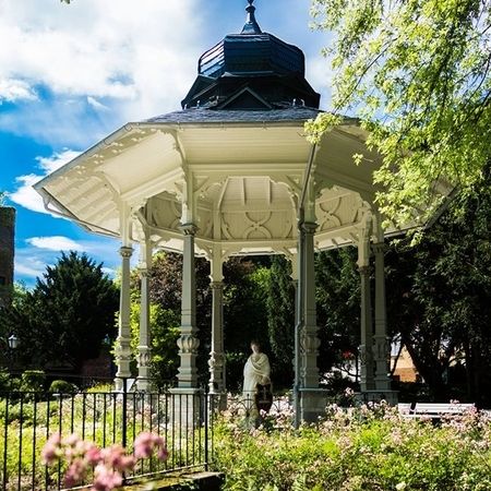 Der Sodenia Quellentempel wurde neu in Leinöl gefasst, nachdem die Lackanstriche entfernt wurden. Zudem wurde die Figur gereinigt und neu gefasst.
