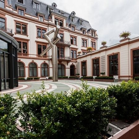In der Wiesbadener Staatskanzlei wurde alter Putz teilweise abgetragen, die Bestandsflächen wurden überspachtelt, die Bossen herausgearbeitet und alles neu gestrichen.