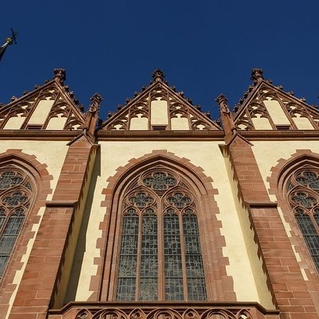 An der Dreikönigskirche in Frankfurt fanden umfangreiche Putzarbeiten statt. Es wurde alter Putz entfernt und neuer Putz aufgetragen, auch als eingefärbter Naturputz.