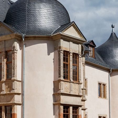 Am Schloss Wächtersbach wurde alter Putz abgeschlagen und anschließend neu geputzt mit farbigem Naturputz.
