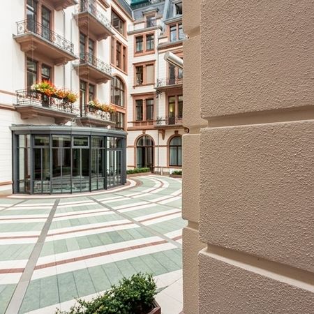 Am Gebäude der Staatskanzlei in Wiesbaden wurden Putzflächen überarbeitet und neu gefilzt sowie Bossen herausgearbeitet.