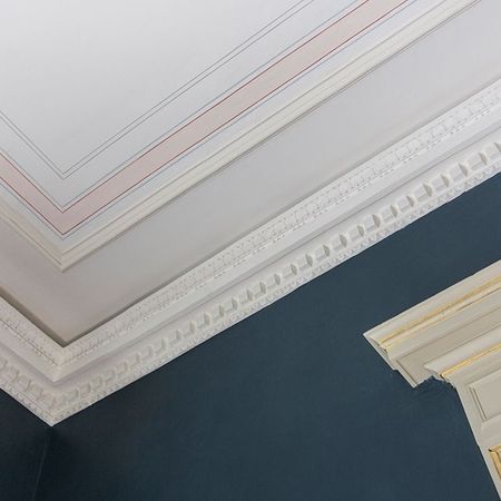 In der Villa Binder wurde historischer Stuck restauriert und neu gefasst.