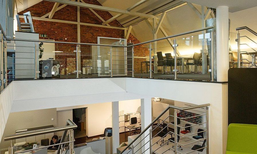 Ein modernes Büro mit Glasgeländer